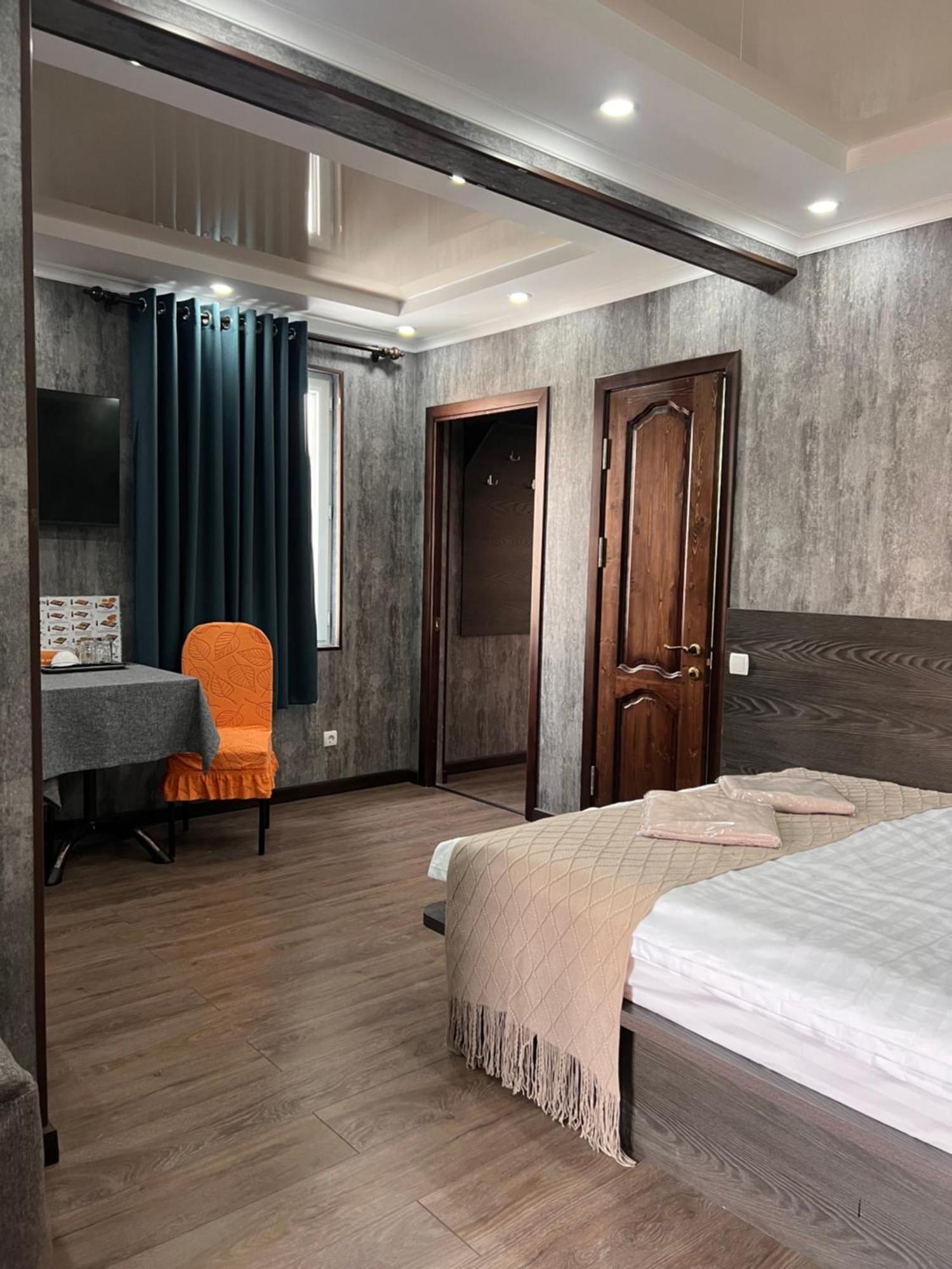 Salut Hotel Bisjkek Eksteriør billede